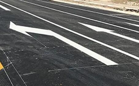 蘇州小區(qū)瀝青道路劃線用什么樣的材料？
