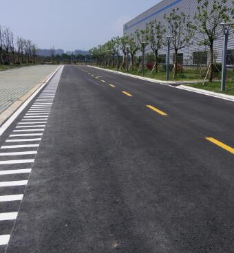 蘇州工廠地面劃線？專業(yè)團隊打造高效廠區(qū)交通體系